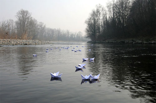 poesia senza confine,  mille barchette di carta biodegradabile, ciascuna con una poesia realizzata da migranti, sono state varate nelle acque dell'Adda, i versi sono stati affidati alla corrente affinchè incontrino il lettore in un ideale viaggio verso il sogno e l'infanzia...